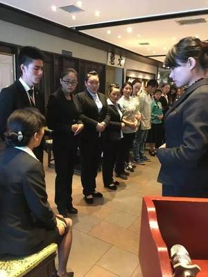 昆明佳華廣場(chǎng)酒店服務(wù)精英助力福照樓，共筑云南餐飲服務(wù)新標(biāo)桿——記禮儀禮節(jié)、微笑與問(wèn)候?qū)ｍ?xiàng)培訓(xùn)會(huì)